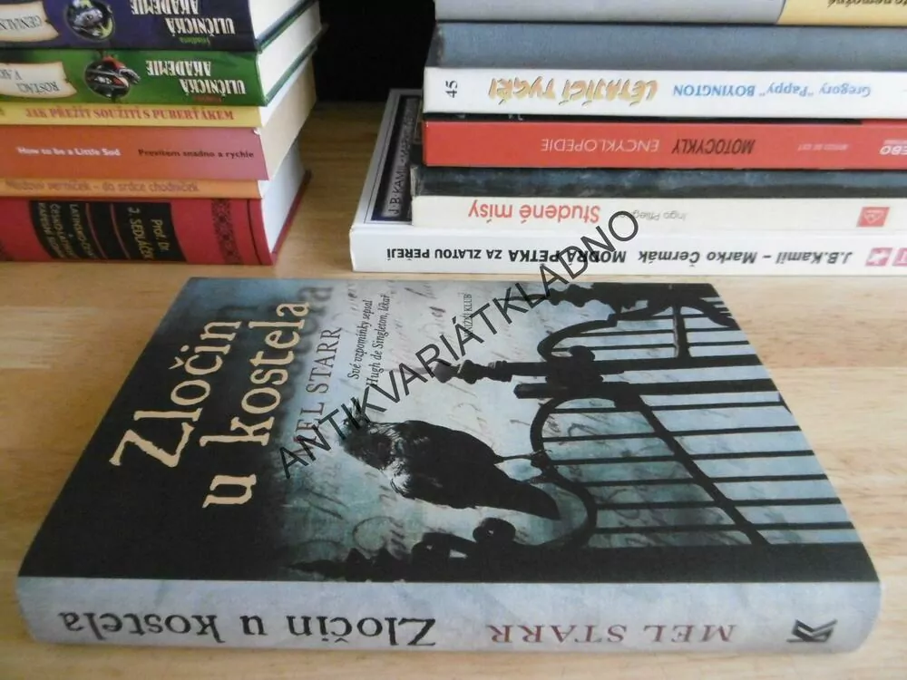 ZLOČIN U KOSTELA, MEL STARR, **an