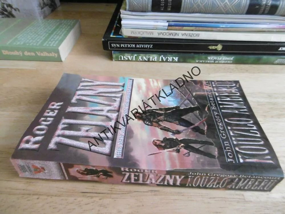 KOUZLO AMBERU, ROGER ZELAZNY, **an
