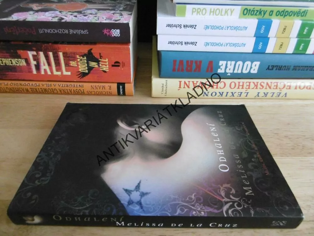 ODHALENÍ, MELISSA DE LA CRUZ, **AN