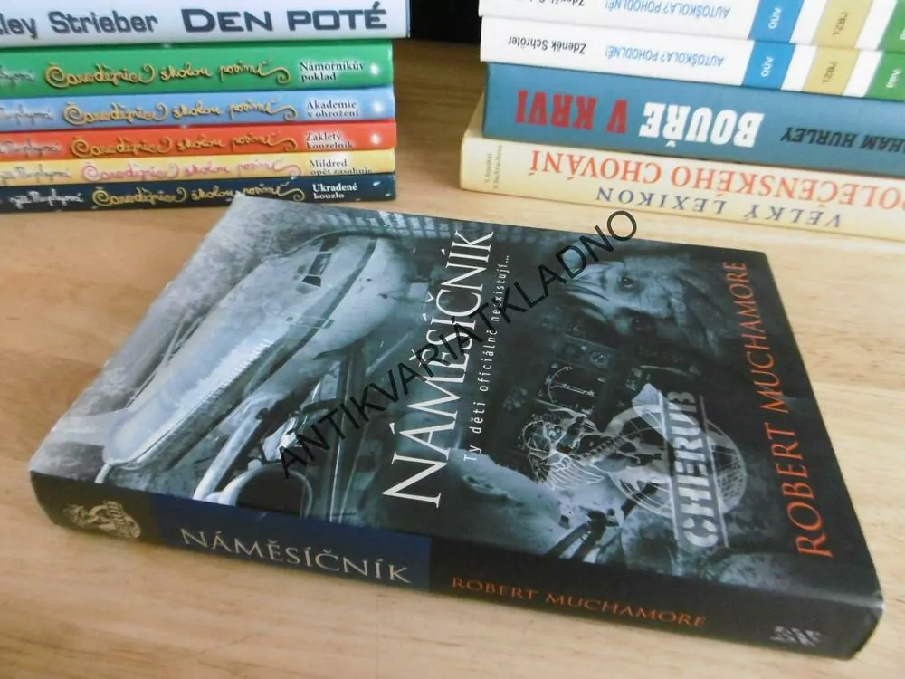NÁMĚSÍČNÍK, ROBERT MUCHAMORE, **AN