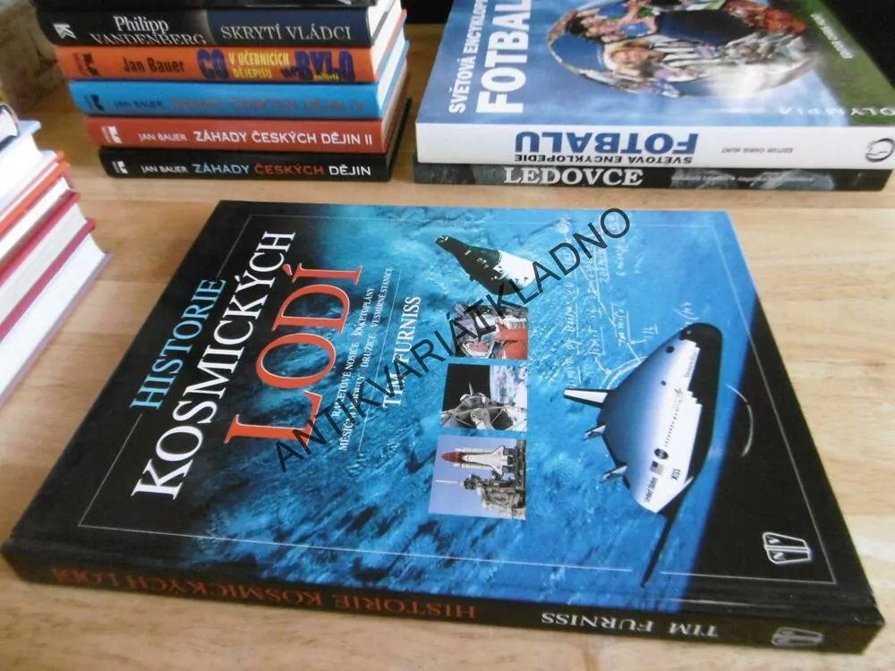 HISTORIE KOSMICKÝCH LODÍ, TIM FURNISS, **an