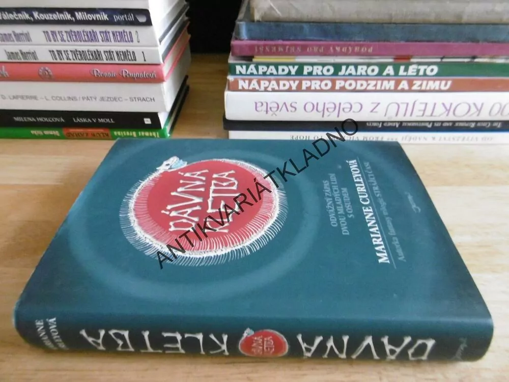 DÁVNÁ KLETBA, MARIANNE CURLEYOVÁ, **an