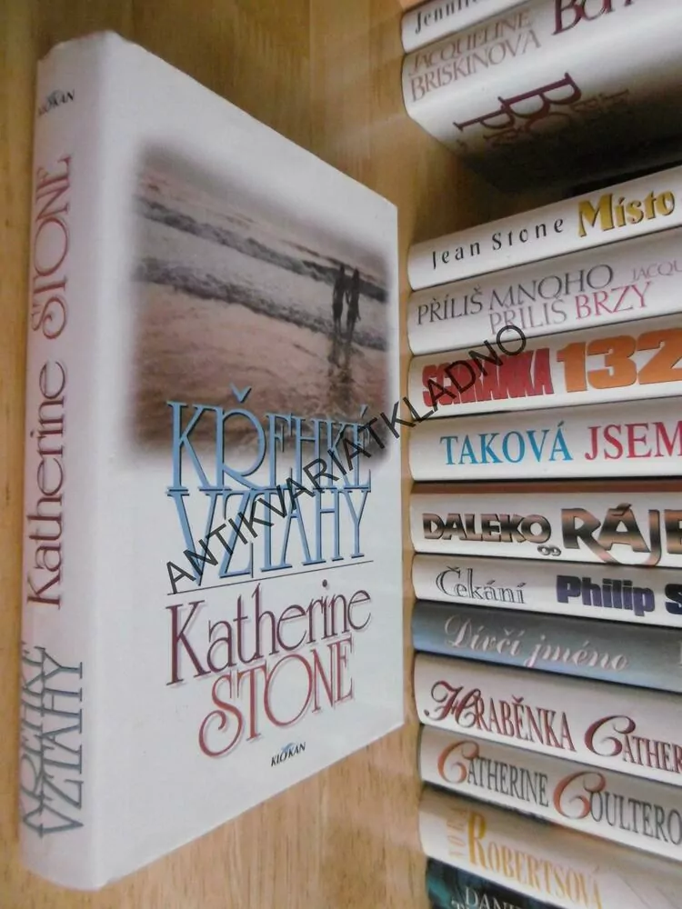 KŘEHKÉ VZTAHY, KATHERINE STONEOVÁ, **an