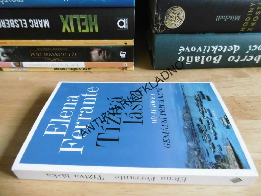 TÍŽIVÁ LÁSKA, ELENA FERRANTE, **an