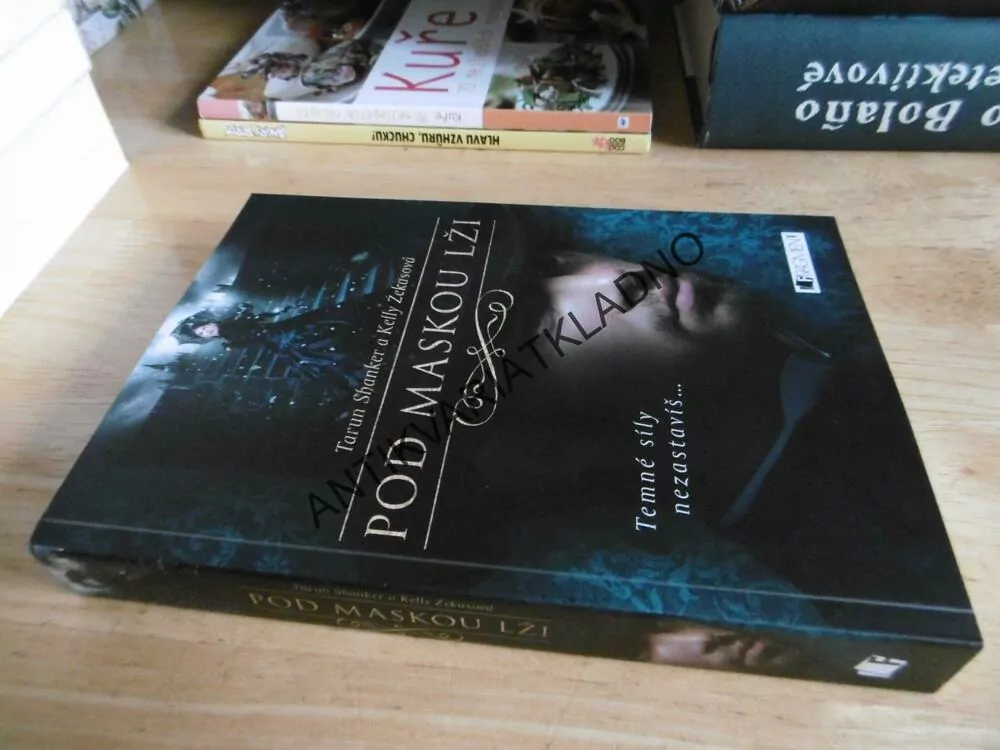 POD MASKOU LŽI, TARUN SHANKER, KELLY ZEKASOVÁ, **an
