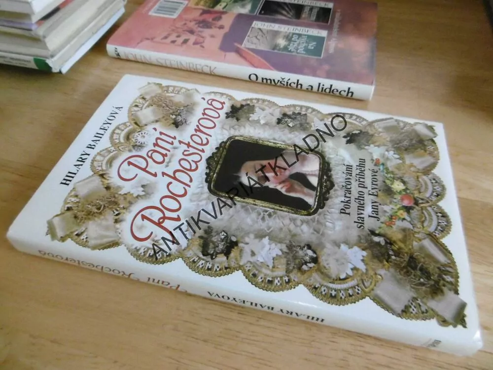 PANÍ ROCHESTEROVÁ, HILARY BAILEYOVÁ, **an