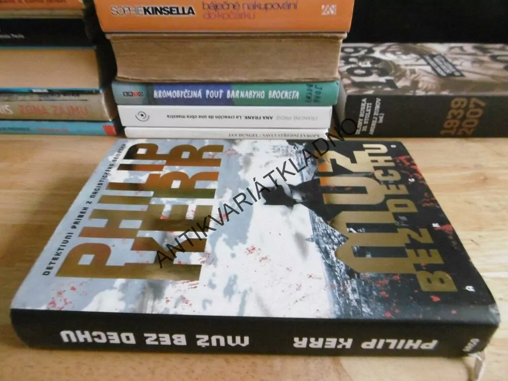 MUŽ BEZ DECHU, PHILIP KERR, **an