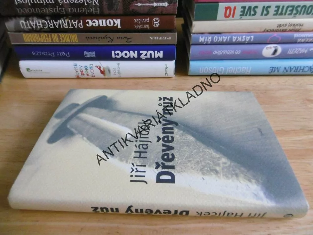 DŘEVĚNÝ NŮŽ, JIŘÍ HÁJÍČEK, **an