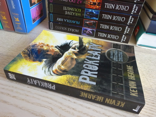 PROKLATÝ, KEVIN HEARNE, **an
