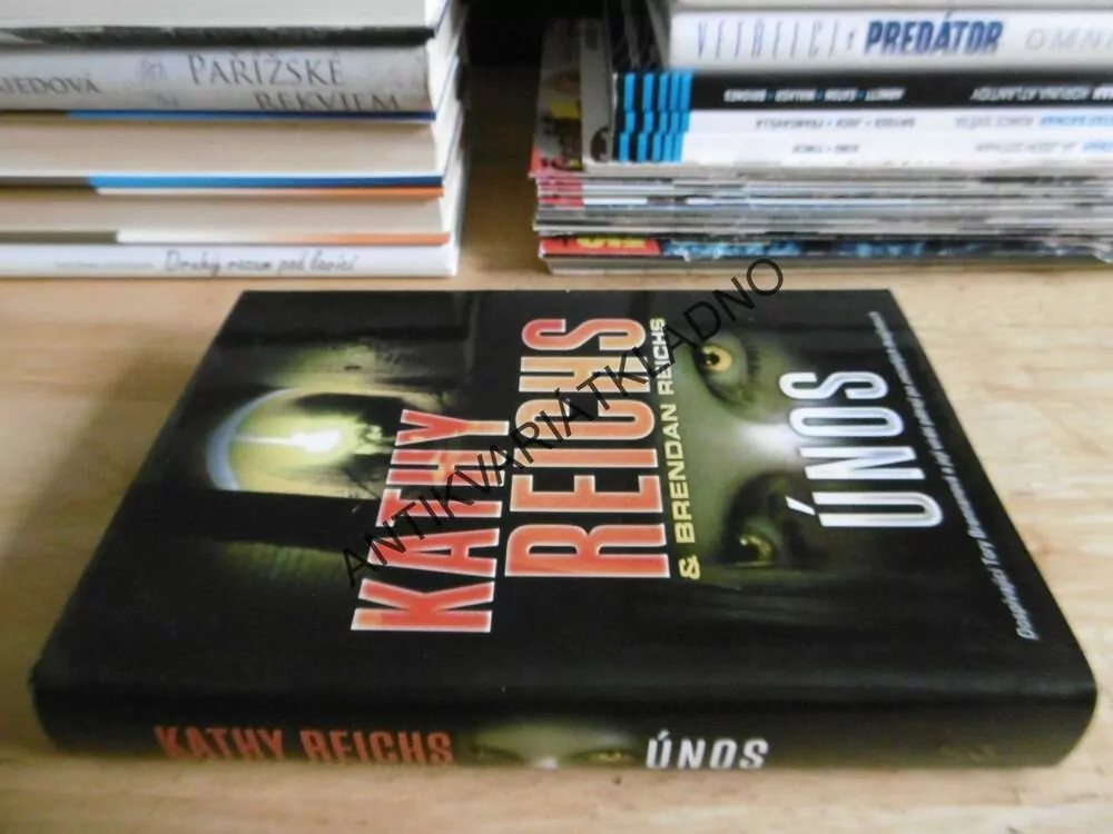 ÚNOS, KATHY REICHS, **an