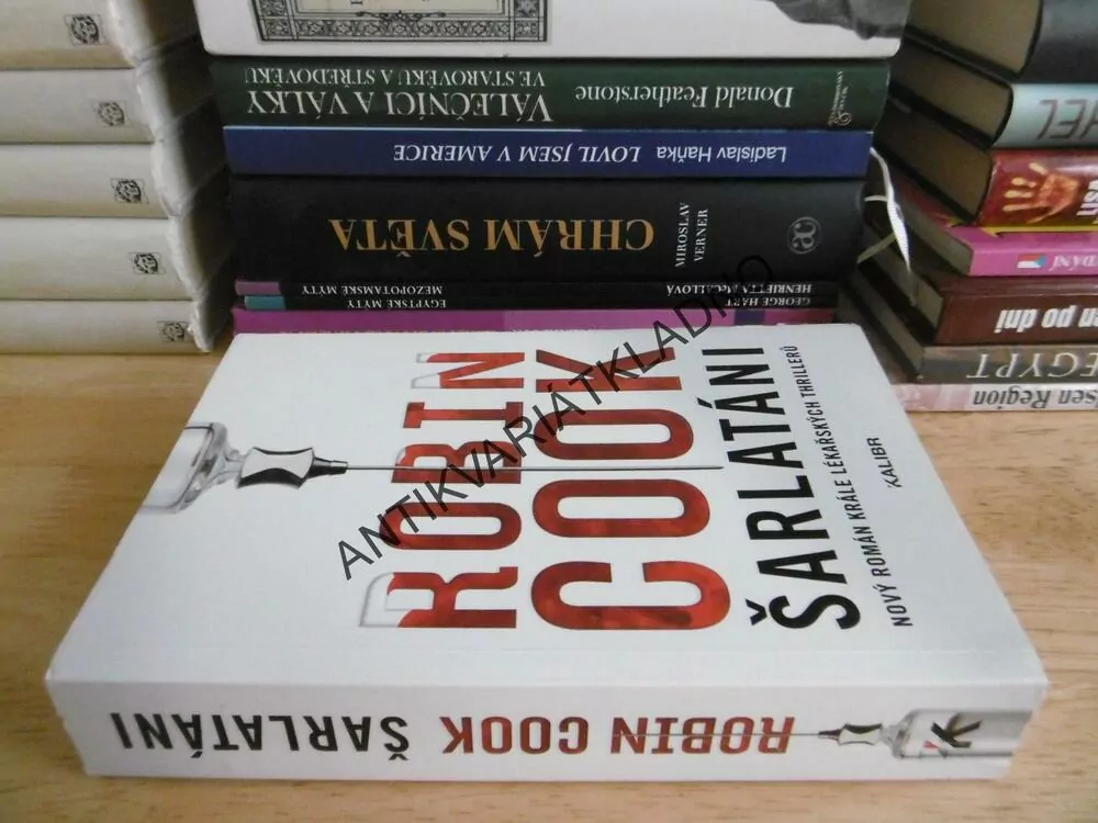 ŠARLATÁNI, ROBIN COOK, **an