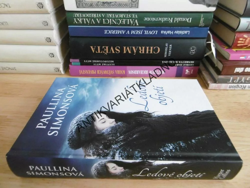 LEDOVÉ OBJETÍ, PAULLINA SIMONSOVÁ, **an