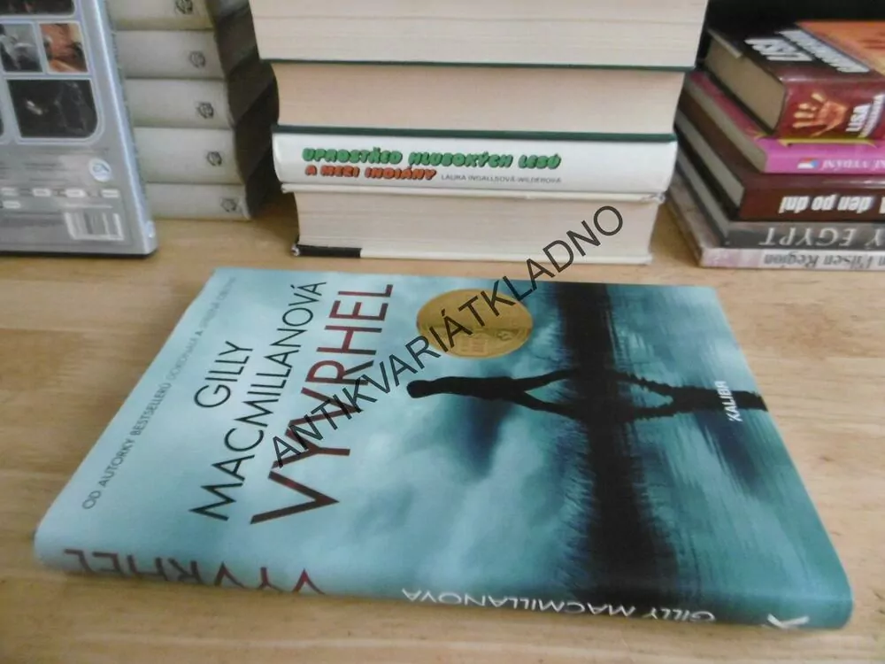 VYVRHEL, GILLY MACMILLANOVÁ, **an