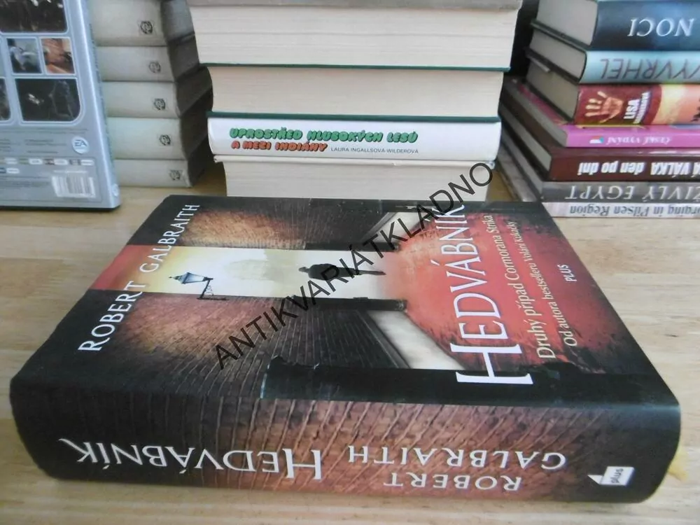 HEDVÁBNÍK, ROBERT GALBRAITH (J.K. ROWLINGOVÁ) **an