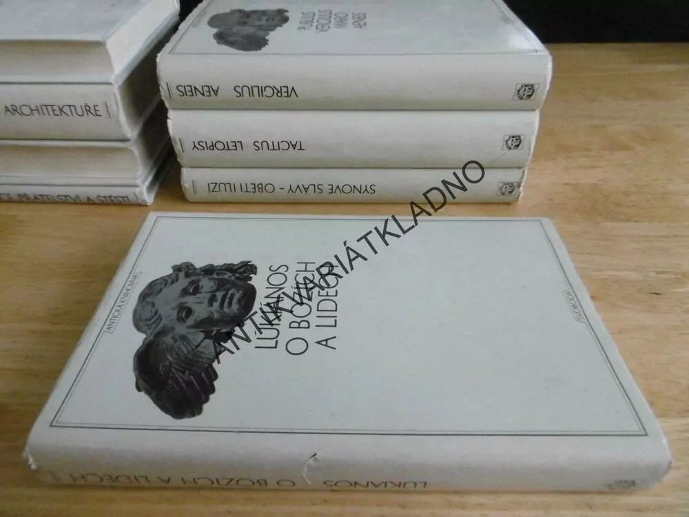 LUKIANOS, O BOZÍCH A LIDECH, **an