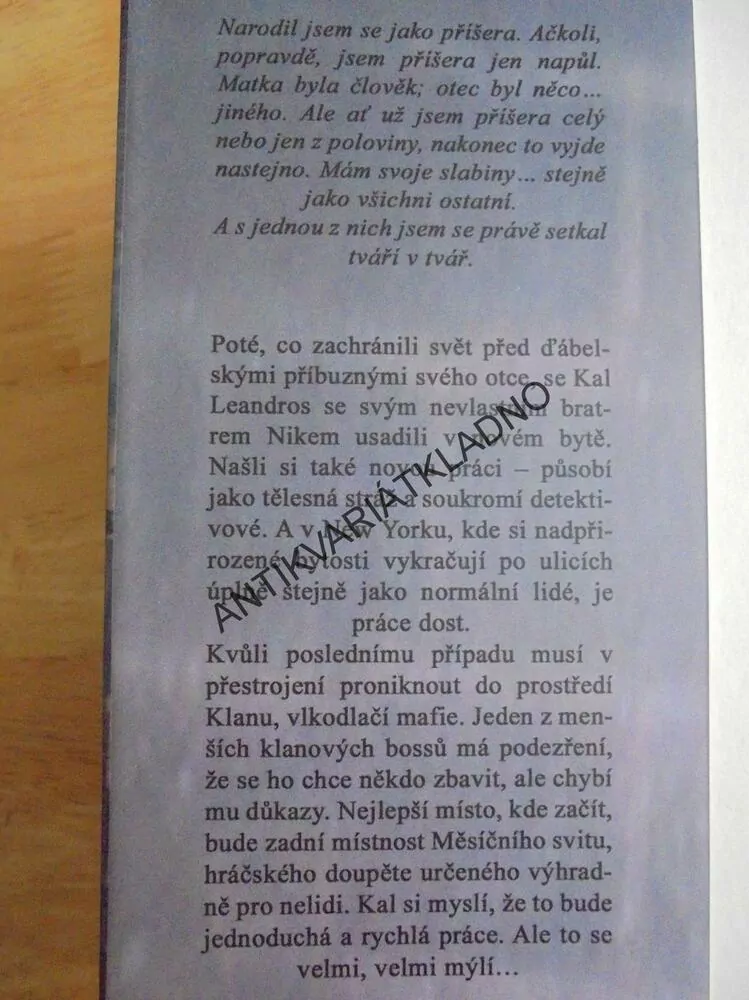 MĚSÍČNÍ SVIT, ROB THURMAN, **an
