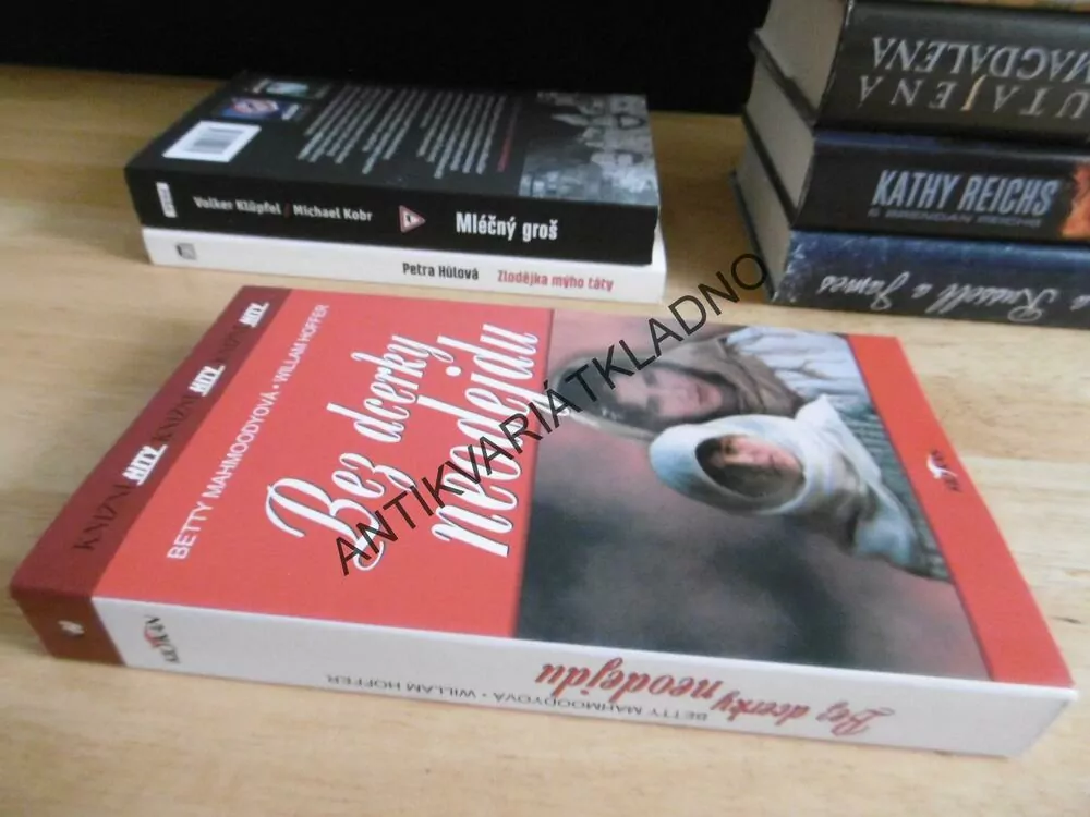 BEZ DCERKY NEODEJDU, BETTY MAHMOODYOVÁ, WILLIAM HOFFER, **an