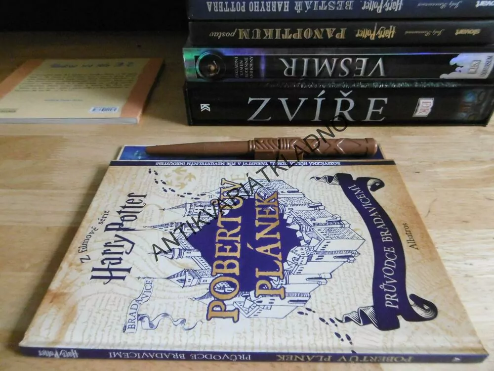 Z FILMOVÉ SÉRIE HARRY POTTER, POBERTŮV PLÁNEK, PRŮVODCE BRADAVICEMI, **an