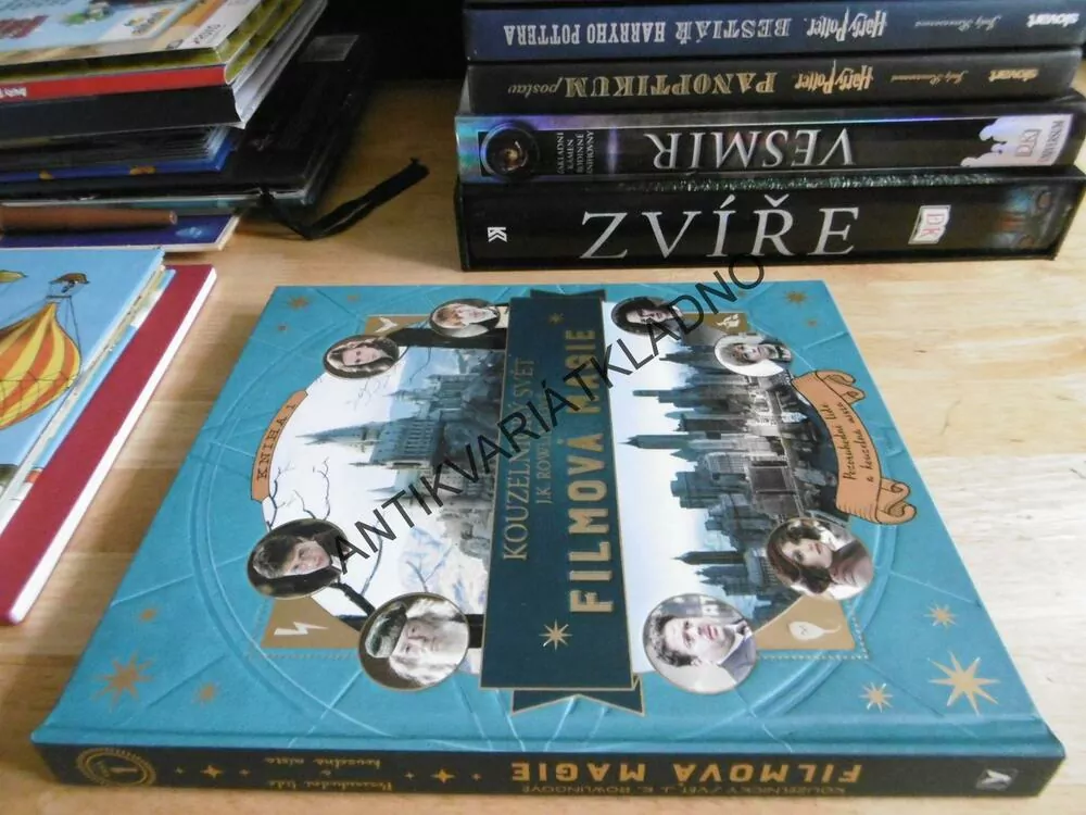 KOUZELNICKÝ SVĚT J. K. ROWLING, FILMOVÁ MAGIE, POZORUHODNÍ LIDÉ A KOUZELNÁ MÍSTA, **an