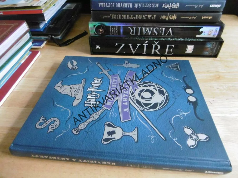 HARRY POTTER, REKVIZITY A ARTEFAKTY, **an