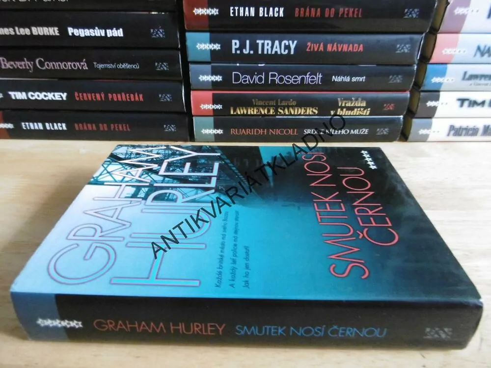SMUTEK NOSÍ ČERNOU, GRAHAM HURLEY, **an