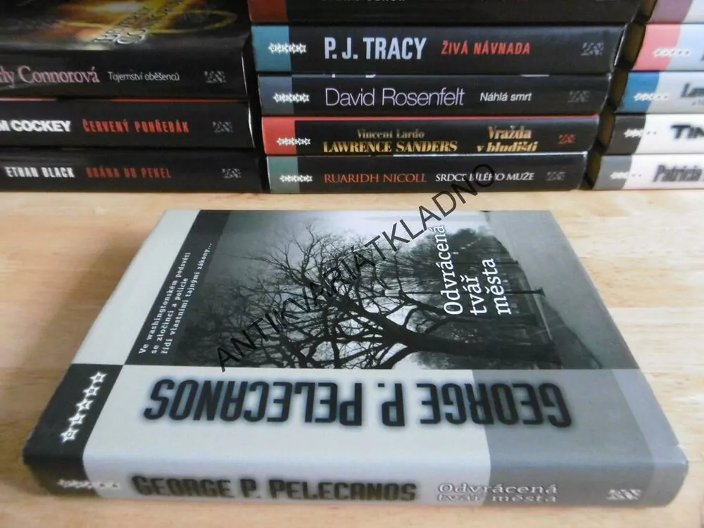 ODVRÁCENÁ TVÁŘ MĚSTA, GEORGE P. PELECANOS, **an