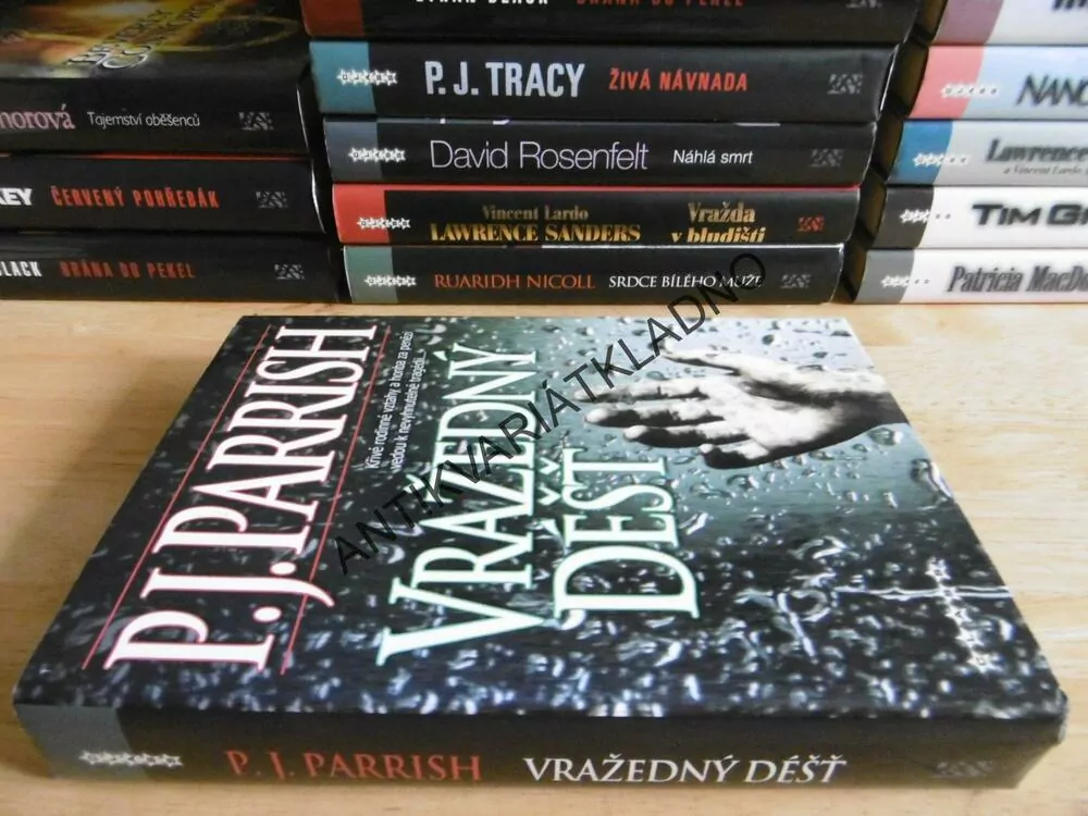 VRAŽEDNÝ DÉŠŤ, P. J. PARRISH, **an