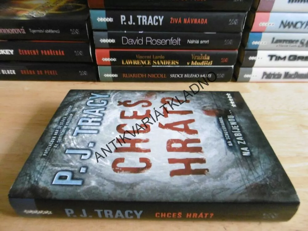 CHCEŠ HRÁT?, P. J. TRACY, **an