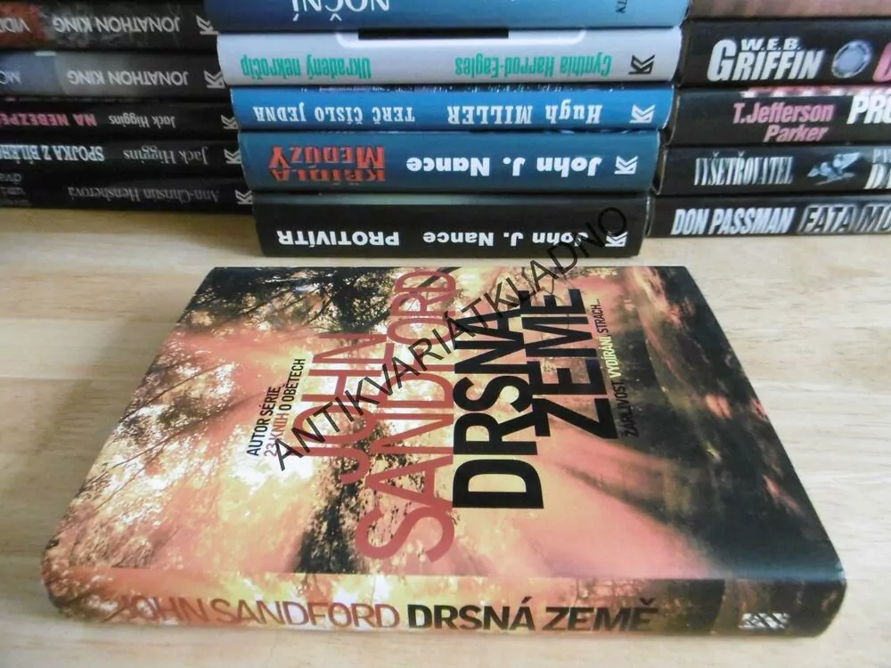 DRSNÁ ZEMĚ, JOHN SANDFORD, **an