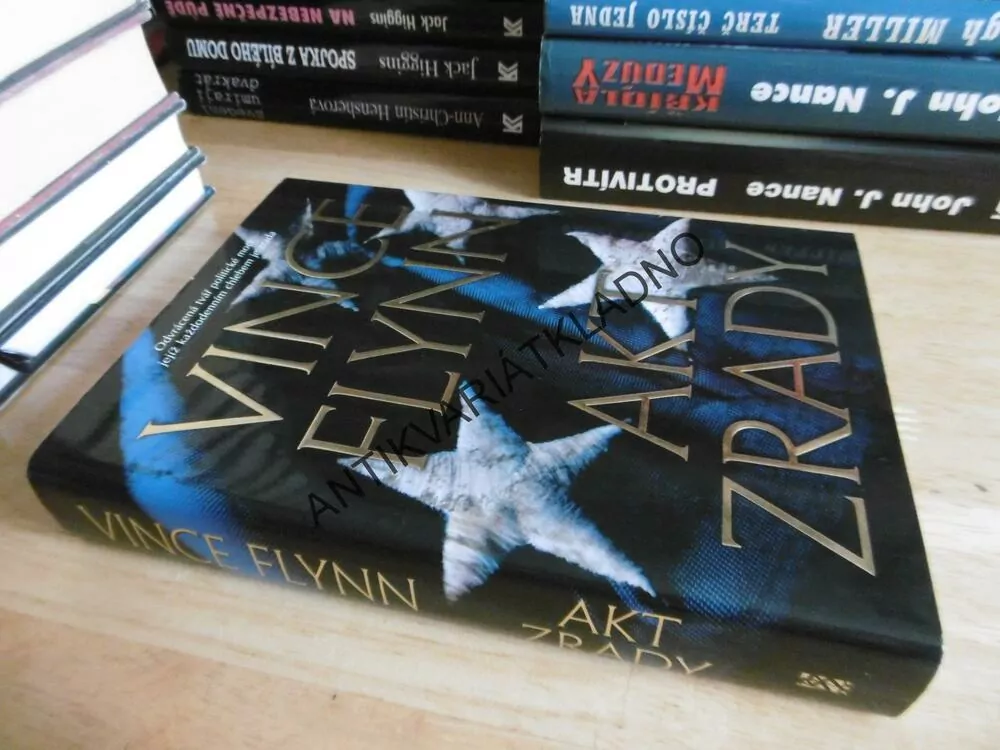 AKT ZRADY, VINCE FLYNN, **an