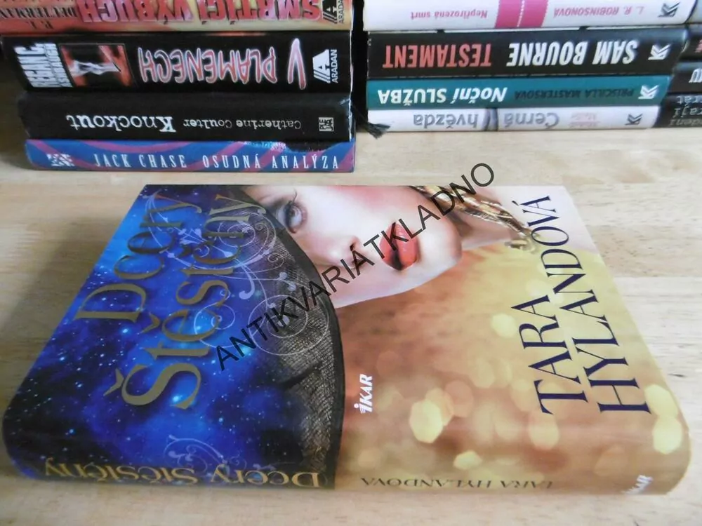 DCERY ŠTĚSTĚNY, TARA HYLANDOVÁ, **an
