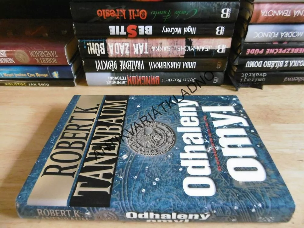 ODHALENÝ OMYL, ROBERT K. TANENBAUM, **an