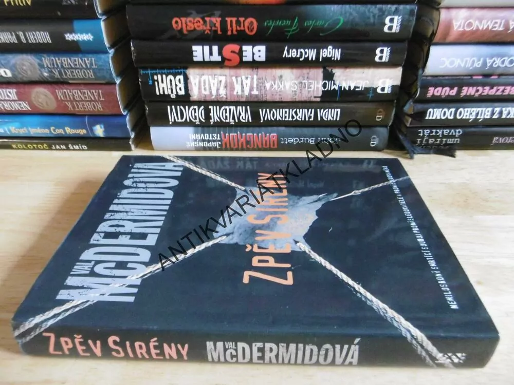 ZPĚV SIRÉNY, VAL MCDERMIDOVÁ, **an