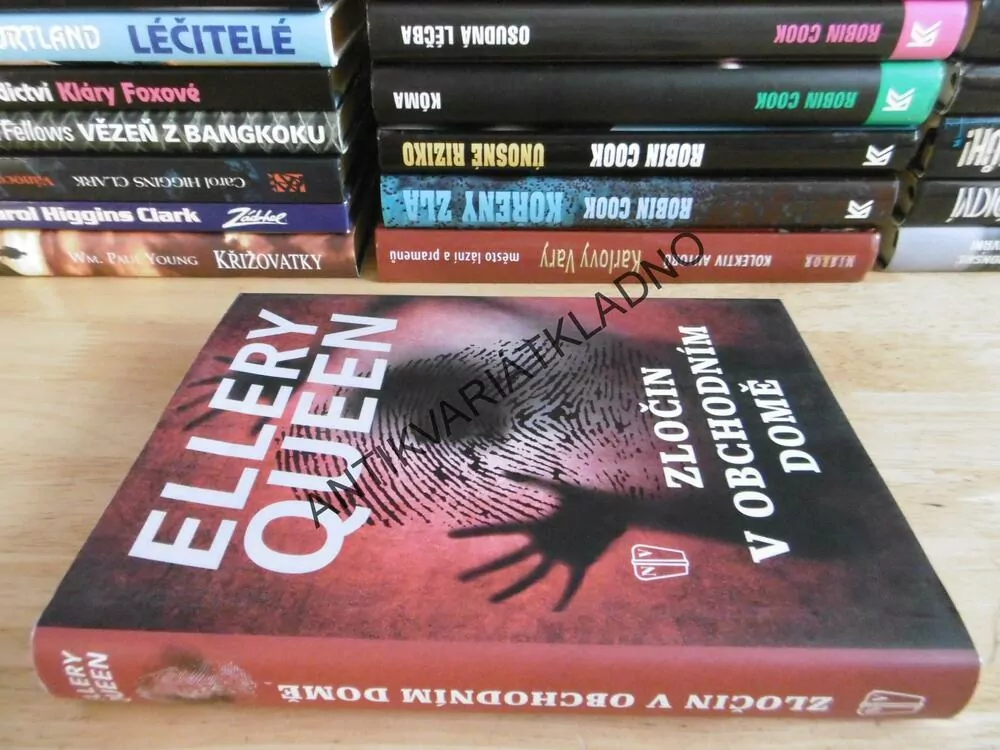 ZLOČIN V OBCHODNÍM DOMĚ, ELLERY QUEEN, **an