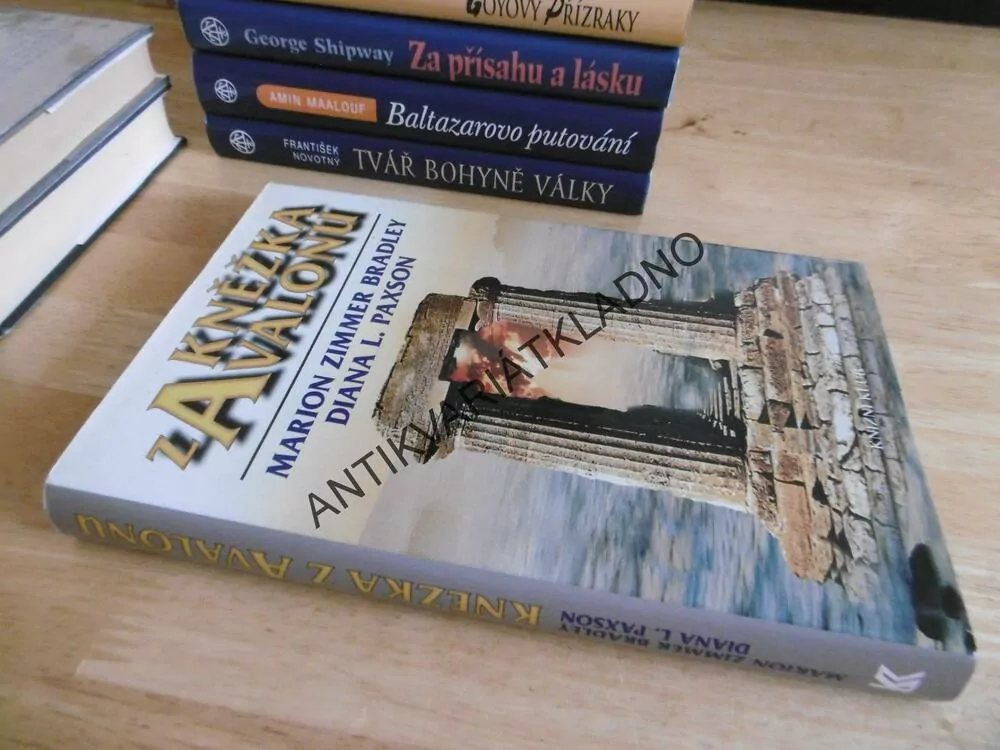KNĚŽKA Z AVALONU, MARION ZIMMER BRADLEY, DIANA L. PAXSON, **an
