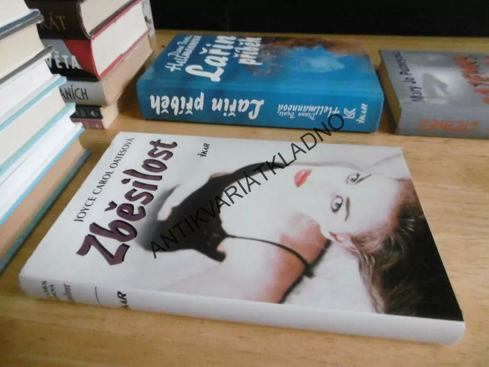 ZBĚSILOST, JOYCE CAROL OATESOVÁ, **an