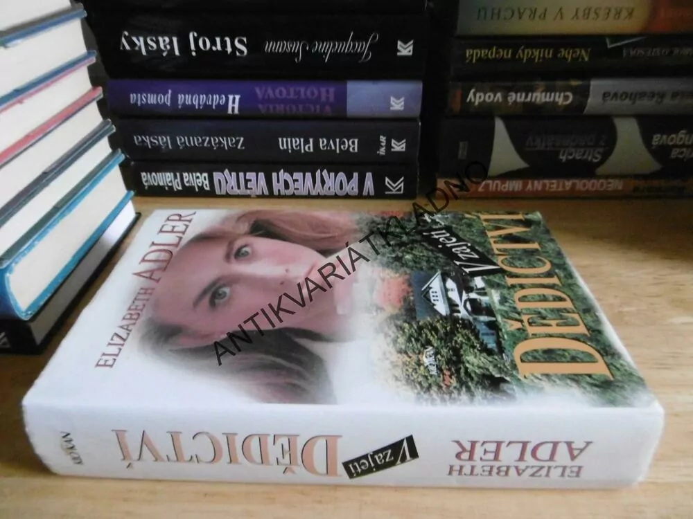 V ZAJETÍ DĚDICTVÍ, ELIZABETH ADLER, **an