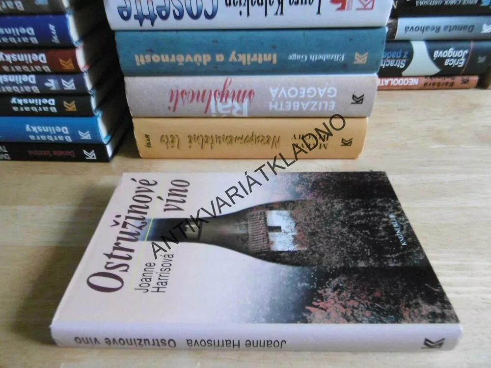 OSTRUŽINOVÉ VÍNO, JOANNE HARRISOVÁ, **an