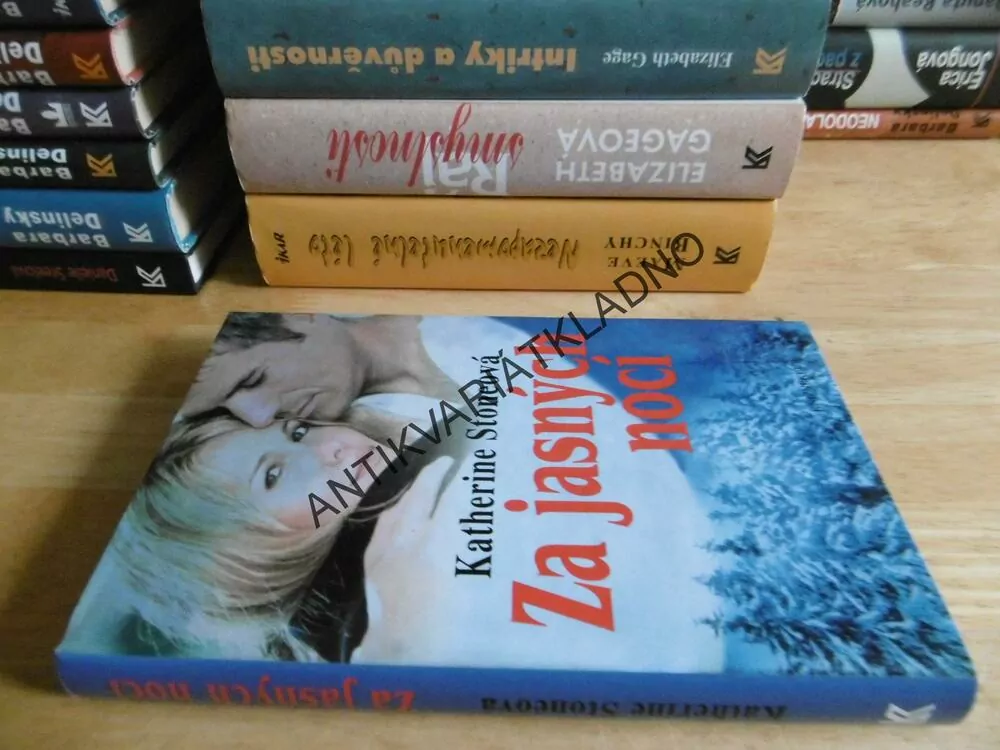 ZA JASNÝCH NOCÍ, KATHERINE STONEOVÁ, **an