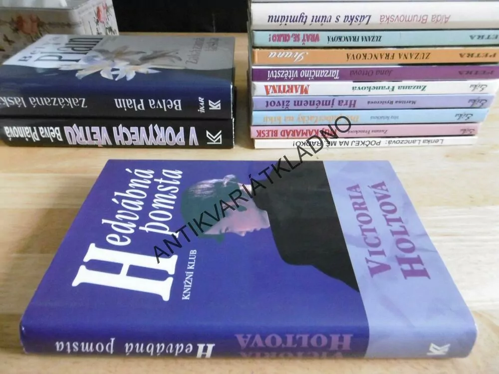 HEDVÁBNÁ POMSTA, VICTORIA HOLTOVÁ, **an
