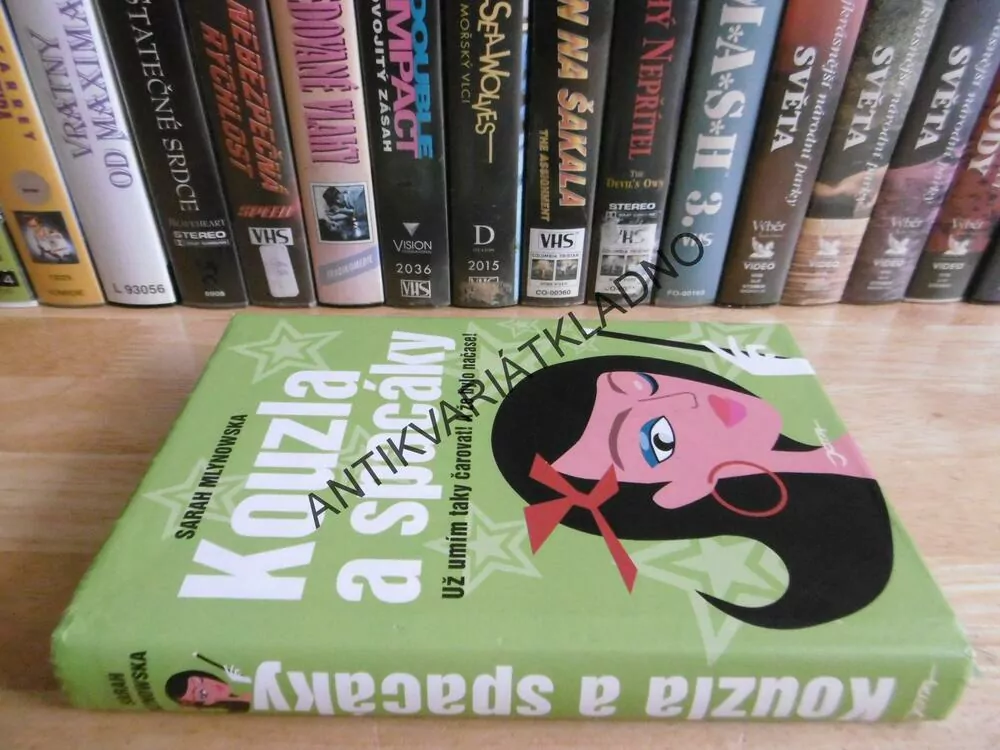 KOUZLA A SPACÁKY, SARAH MLYNOWSKA, **an