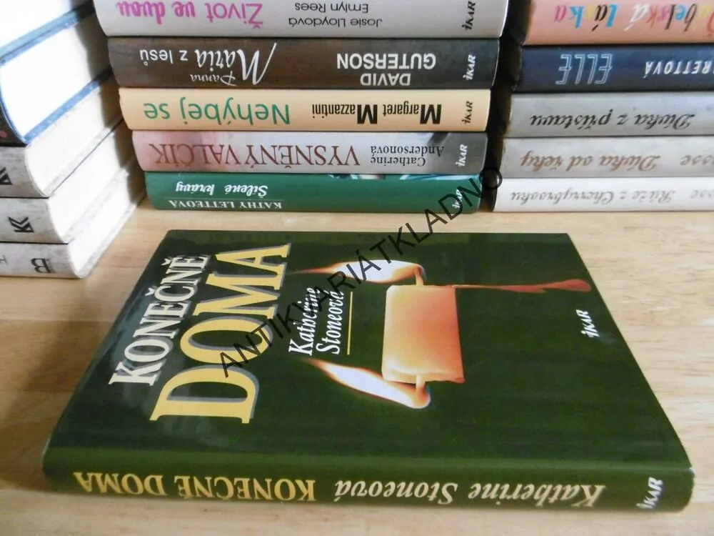 KONEČNĚ DOMA, KATHERINE STONEOVÁ, **an