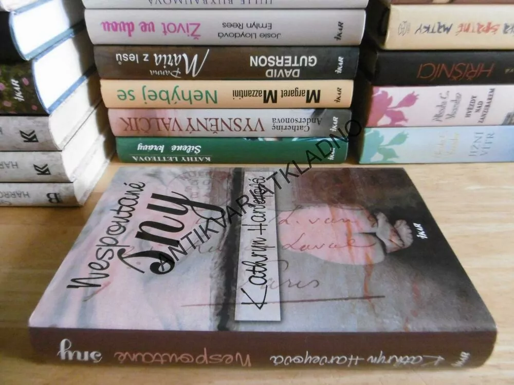 NESPOUTANÉ SNY, KATHRYN HARVEYOVÁ, **an
