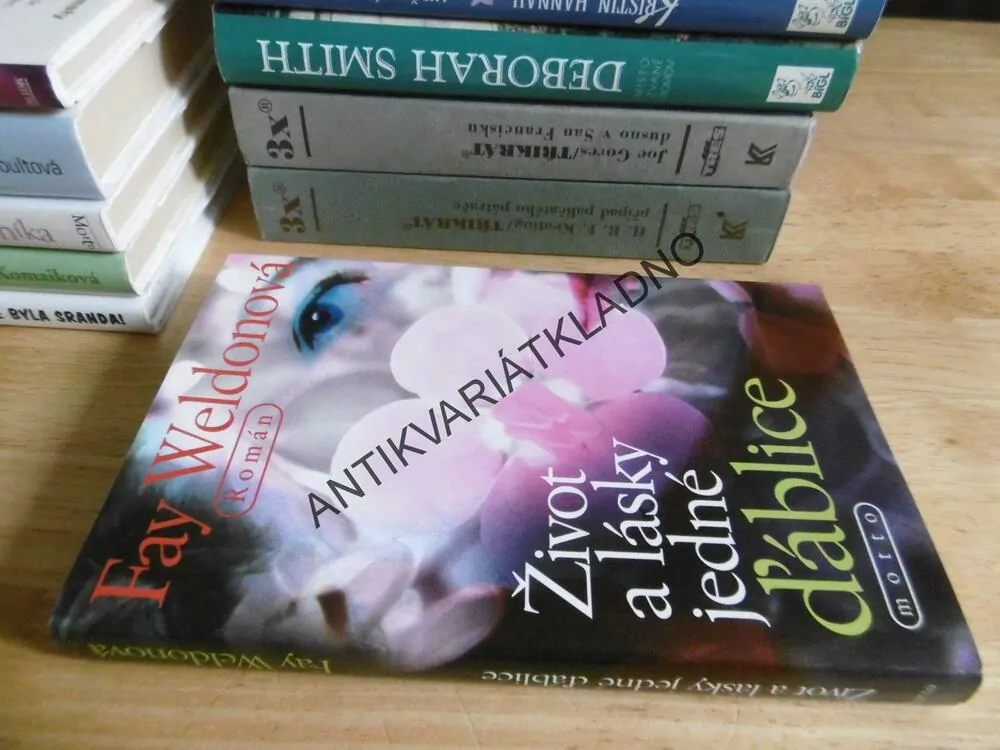 ŽIVOT A LÁSKY JEDNÉ ĎÁBLICE, FAY WELDONOVÁ, **an