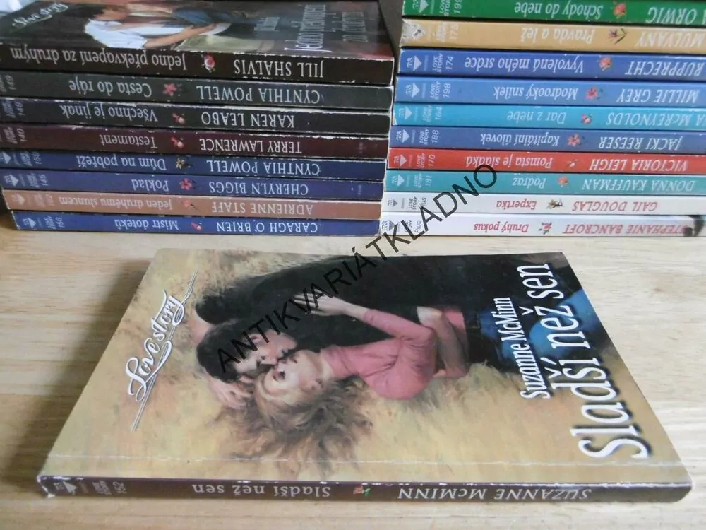SLADŠÍ NEŽ SEN, SUZANNE MCMINN, **an