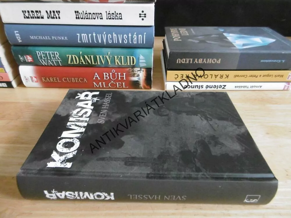 KOMISAŘ, SVEN HASSEL, **an