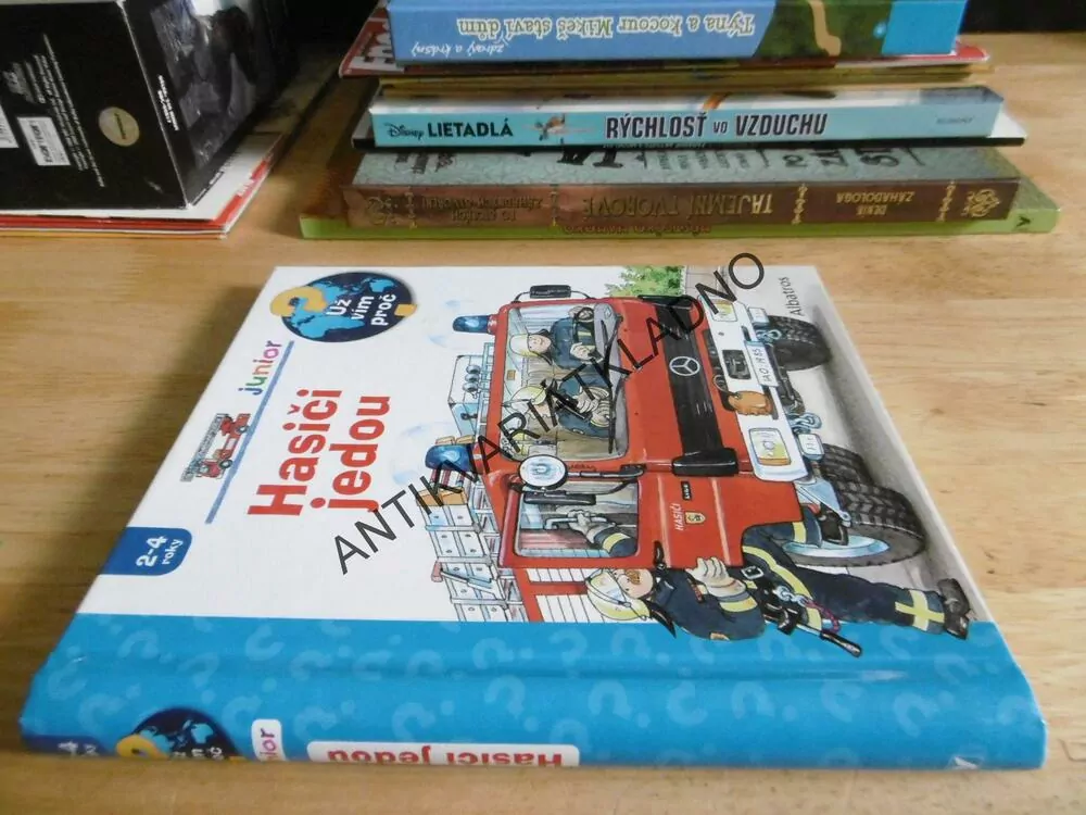 HASIČI JEDOU, **an