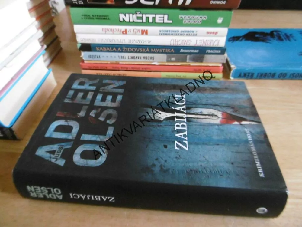 ZABIJÁCI, JUSSI ADLER-OLSEN, **an
