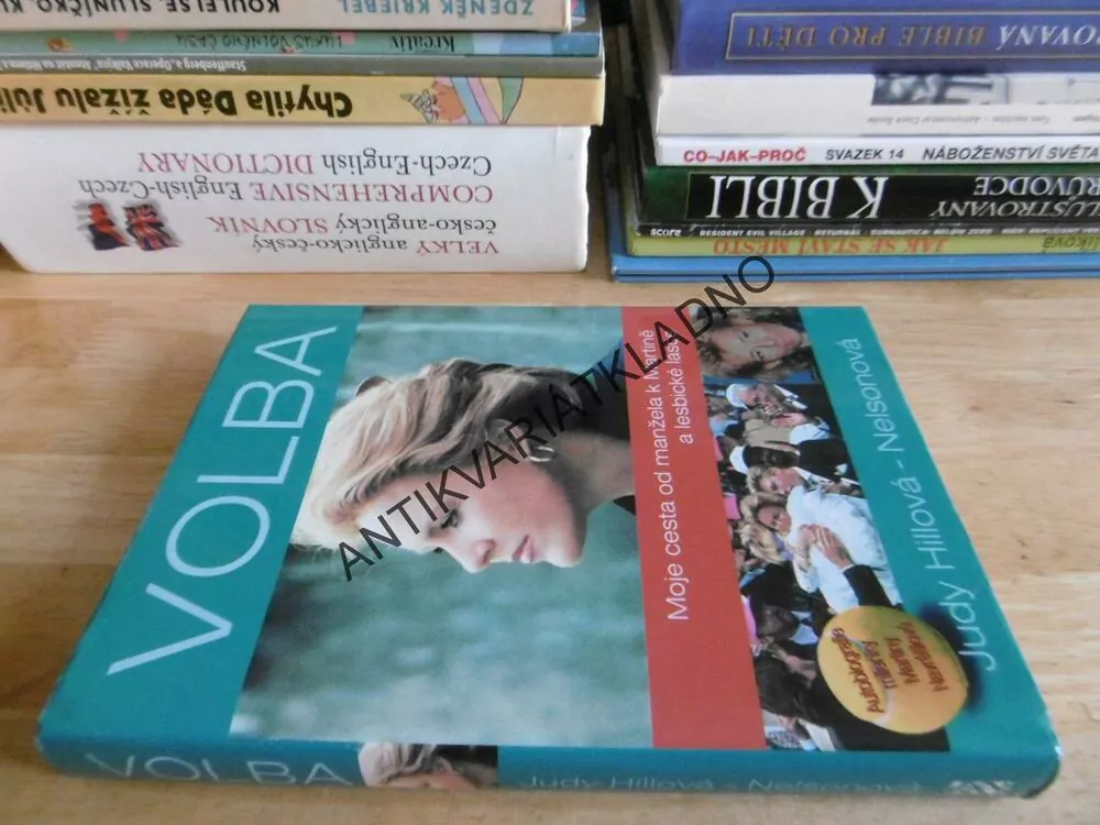 VOLBA, JUDY HILLOVÁ-NELSONOVÁ, **an