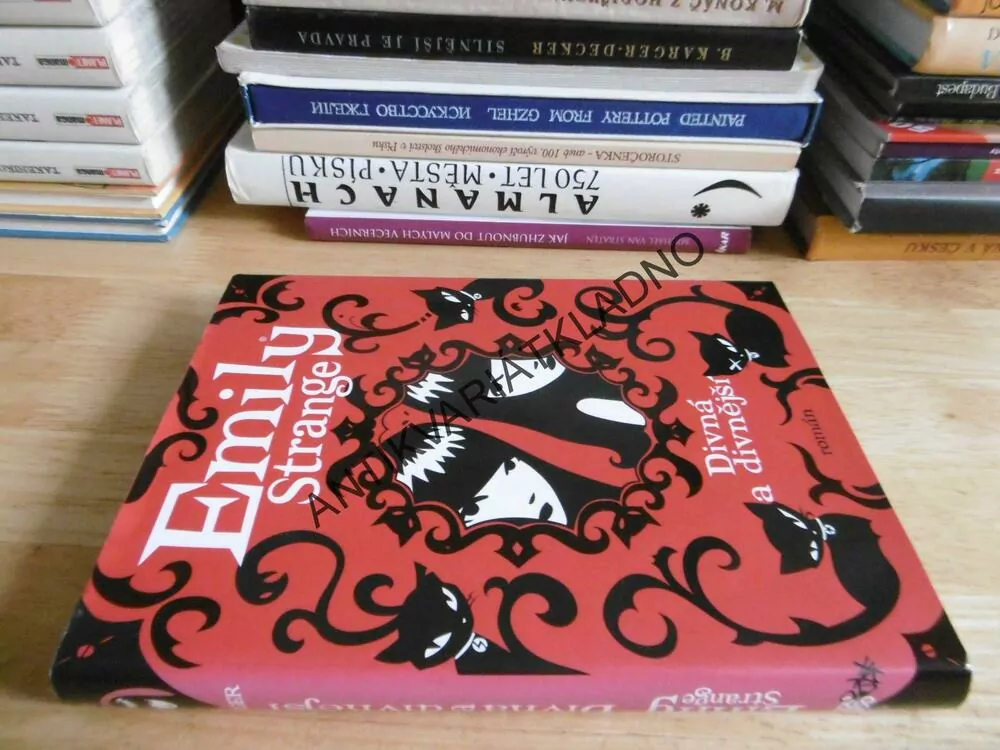DIVNÁ A DIVNĚJŠÍ, EMILY STRANGE, ROB REGER, JESSICA GRUNEROVÁ, **an